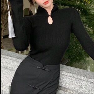 Keyhole neck pearl black ribbed long sleeve top
